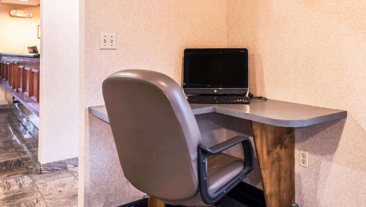 Studios And Suites 4 Less אמפוריה מראה חיצוני תמונה